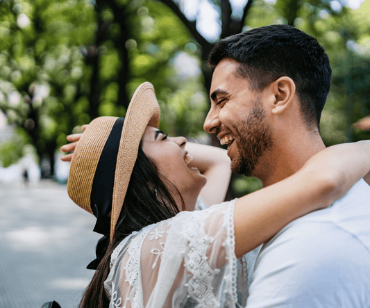 What to write in a girlfriends birthday: 40 romantic ideas - Footnotes Paper
